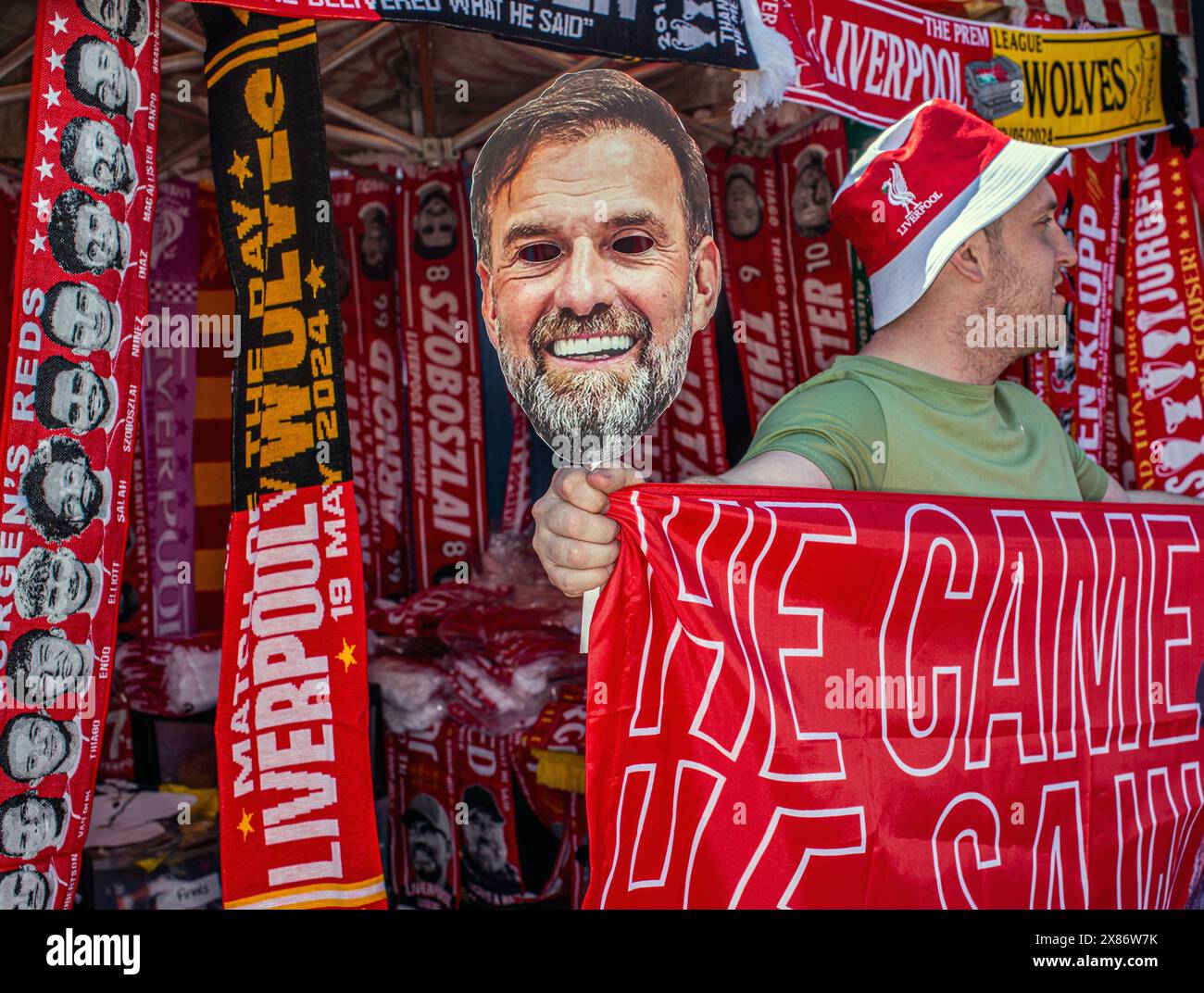 Merchandise, die den deutschen Manager Jurgen Klopp von Liverpool zeigt, wird außerhalb des Bodens Anfield in Liverpool zum Verkauf angeboten Stockfoto Merchandise, die den deutschen Manager Jurgen Klopp von Liverpool zeigt, wird außerhalb des Bodens Anfield in Liverpool zum Verkauf angeboten Stockfoto