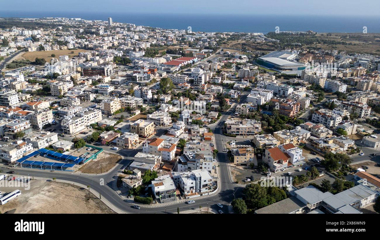 Drohnenblick auf das Stadtzentrum von Paphos, Republik Zypern. Stockfoto