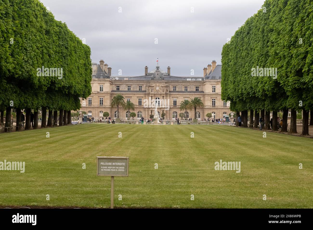 Paris, 19. April 2024: Ein Blick auf den Luxemburger Palast, Sitz des französischen Senats Stockfoto