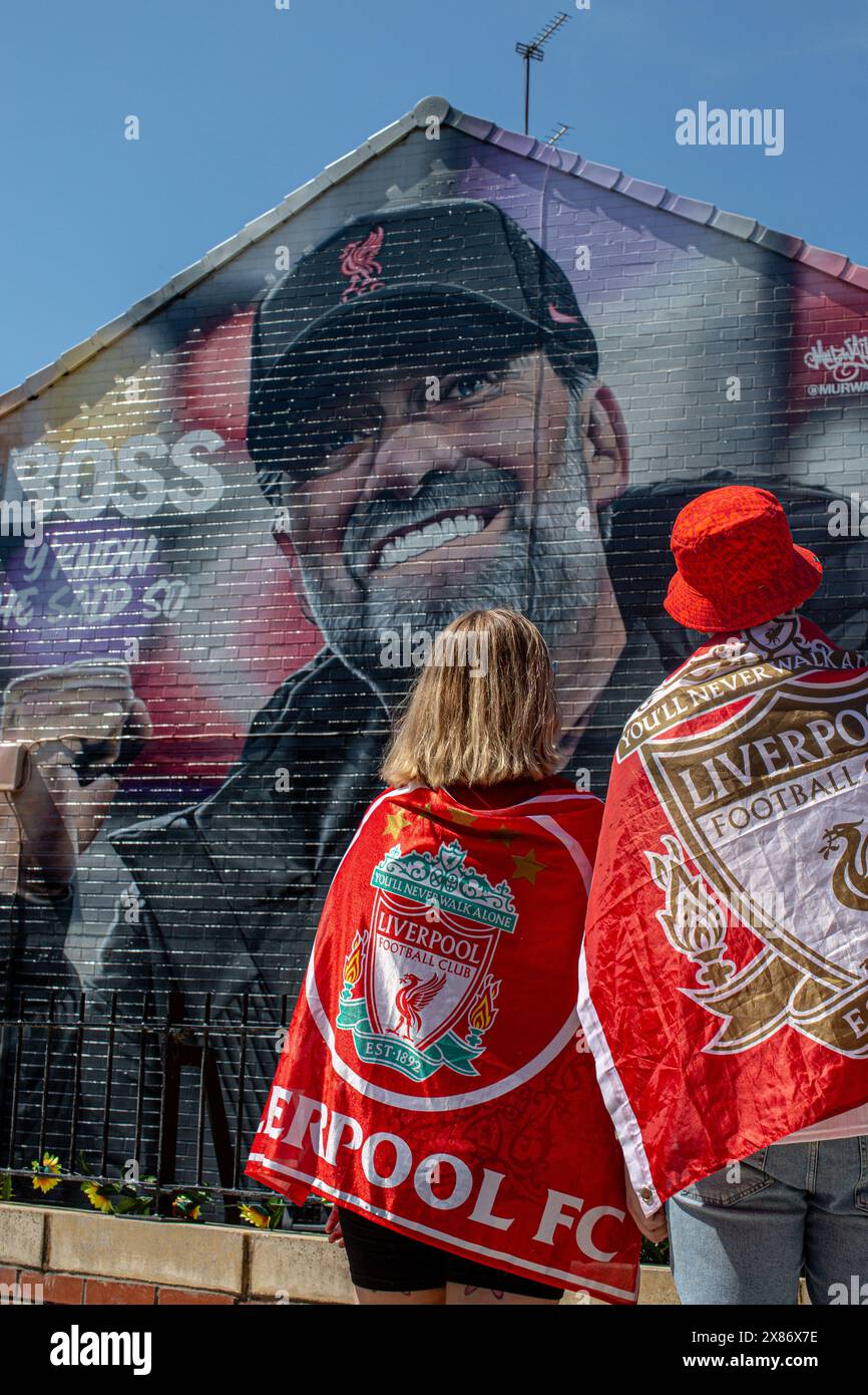 Das Unterstützerpaar des Liverpool FC steht auf dem Tribute-Wandgemälde von Manager Jürgen Klopp in der Randolph Street, Anfield, Großbritannien Stockfoto