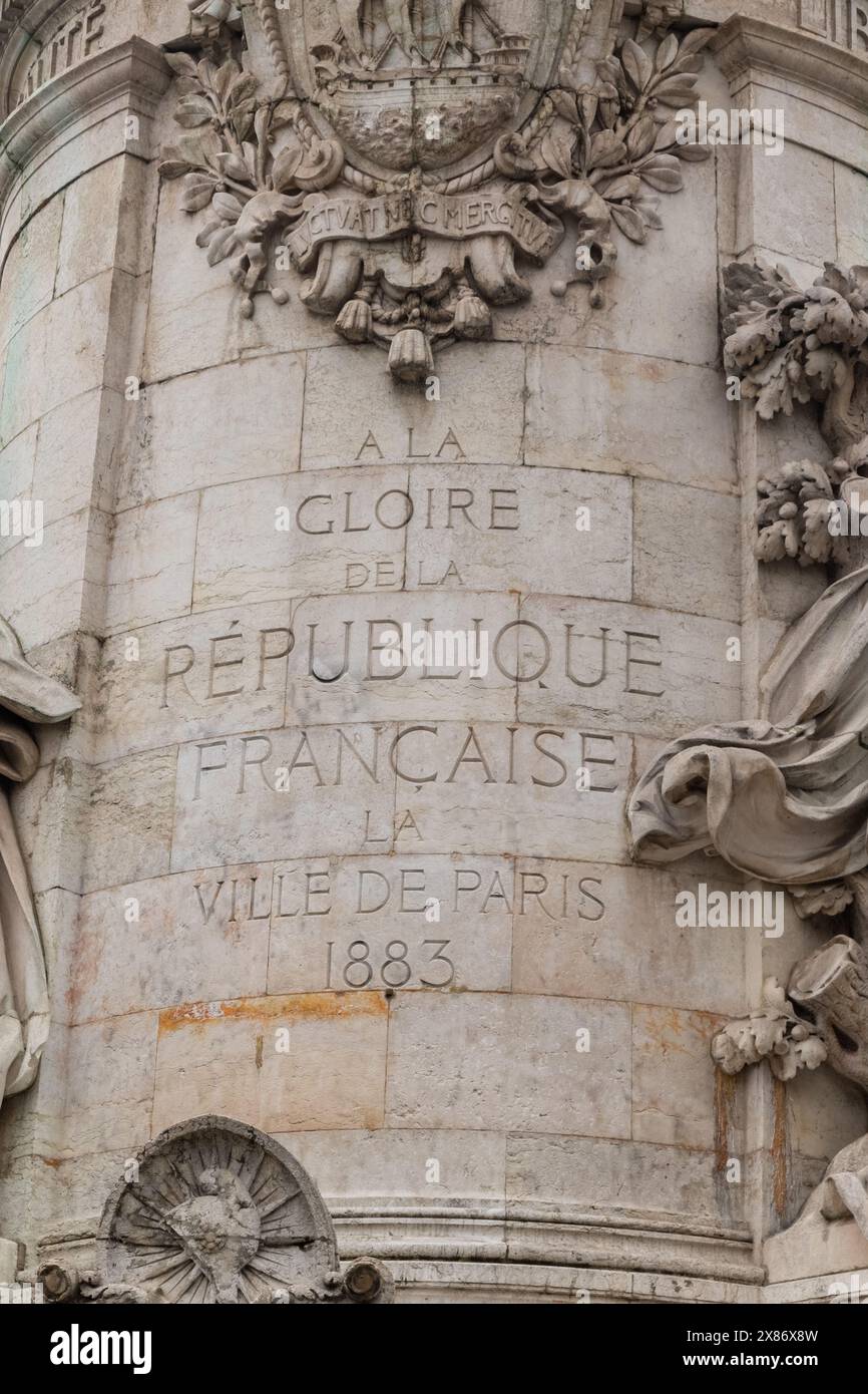 Paris, 19. April 2024:- Ein Blick auf die Basis des Monuments à la République am Place de La Republique oder Platz der Republik Stockfoto