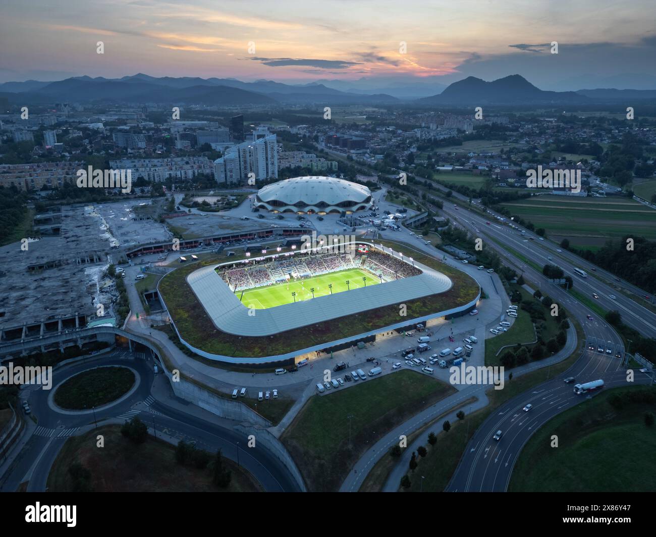 Ljubljana Stozice, Slowenien - 19. Juni 2023: Drohnenpanorama des Fußballstadions und der Arena bei Sonnenuntergang. Luftaufnahme Stockfoto