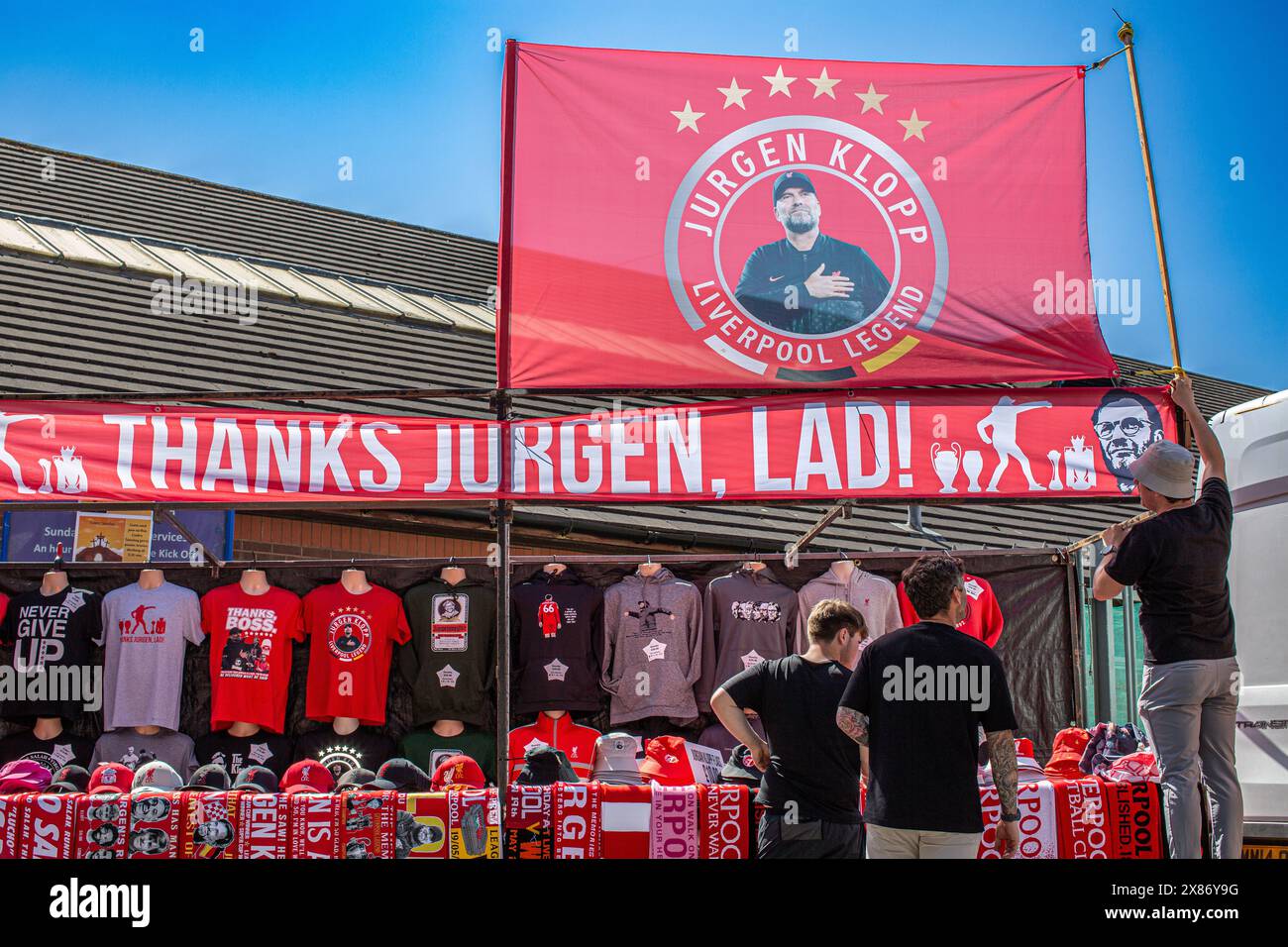 Merchandise, die den deutschen Manager Jurgen Klopp von Liverpool zeigt, wird außerhalb des Bodens Anfield in Liverpool zum Verkauf angeboten Stockfoto Merchandise, die den deutschen Manager Jurgen Klopp von Liverpool zeigt, wird außerhalb des Bodens Anfield in Liverpool zum Verkauf angeboten Stockfoto