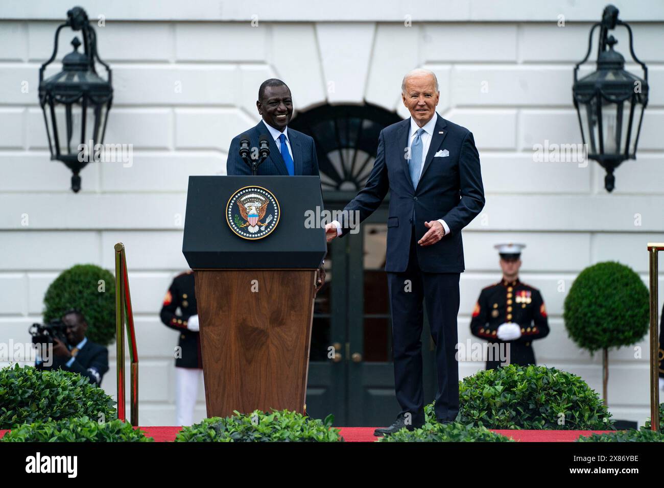 Washington, Usa. Mai 2024. Präsident der Republik Kenia William Ruto schüttelt Präsident Joe Biden bei einer Ankunftszeremonie auf dem Südrasen des Weißen Hauses in Washington, DC am Donnerstag, den 23. Mai 2024. Rutos Besuch in Washington ist das erste Mal, dass ein afrikanischer Führer seit 2008 mit einem Staatsbesuch geehrt wird. Foto: Bonnie Cash/UPI Credit: UPI/Alamy Live News Stockfoto