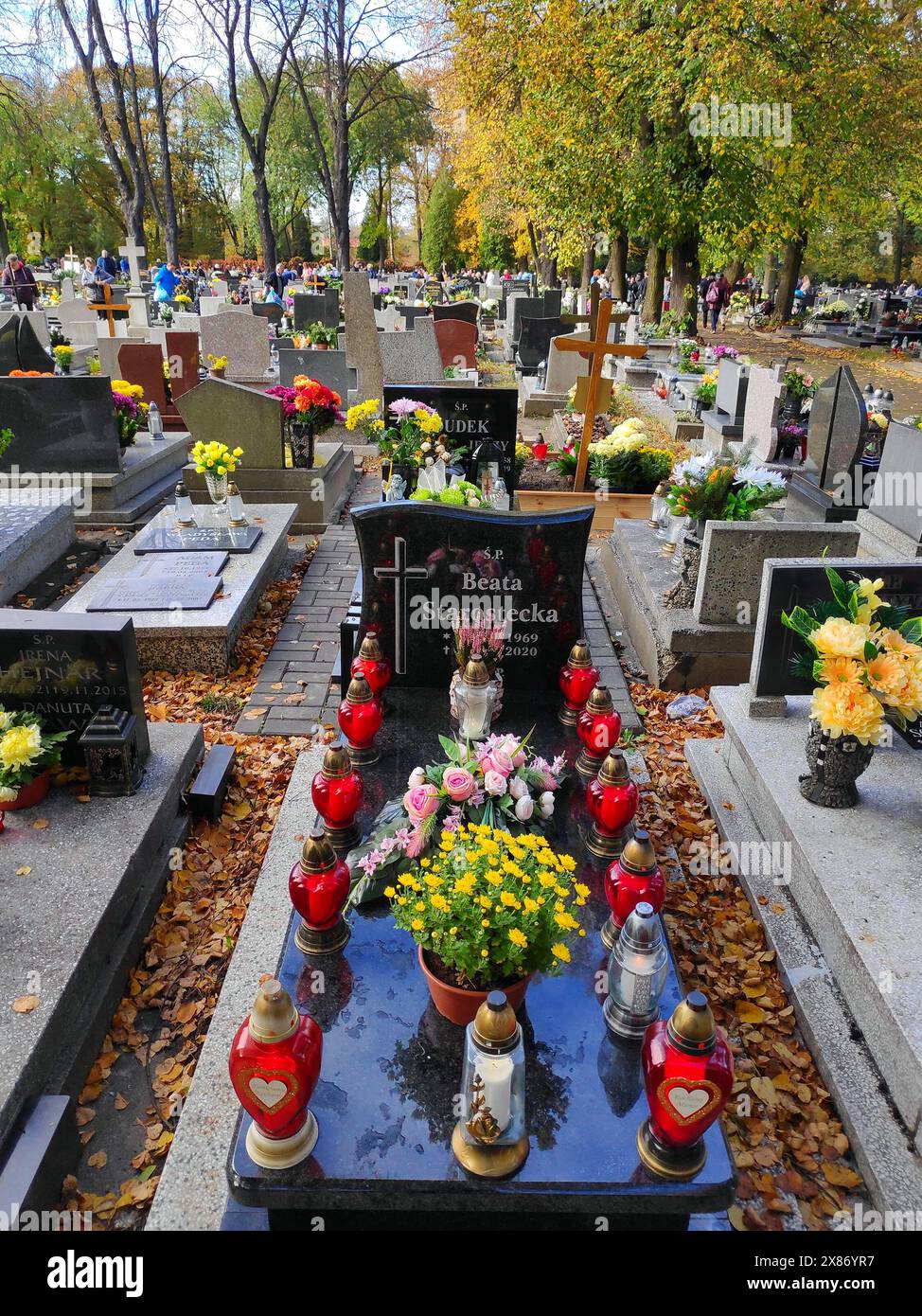 BYTOM, POLEN - 1. NOVEMBER 2023: Die Menschen besuchen die Gräber auf einem Friedhof am Allerheiligen-Tag (Wszystkich Swietych) in Polen. Stockfoto