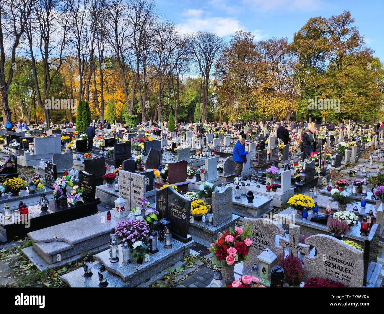 BYTOM, POLEN - 1. NOVEMBER 2023: Die Menschen besuchen die Gräber auf einem Friedhof am Allerheiligen-Tag (Wszystkich Swietych) in Polen. Stockfoto