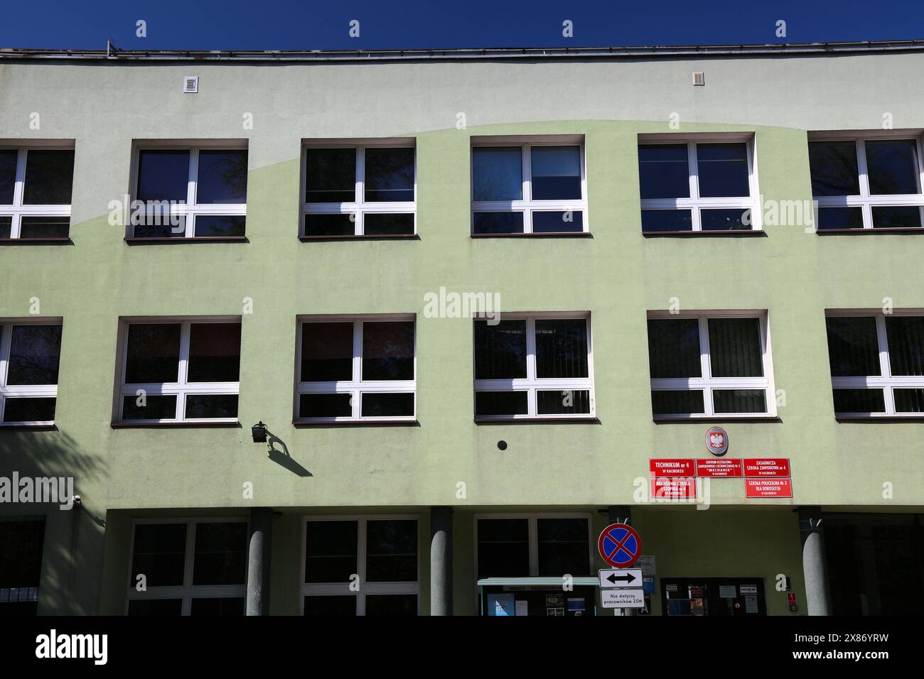 RACIBORZ, POLEN - 11. MAI 2021: Öffentliches Gymnasium, eine der Schulen des Jahrtausends, erbaut 1966 zum Gedenken an 1000 Jahre Polens. Sie Stockfoto