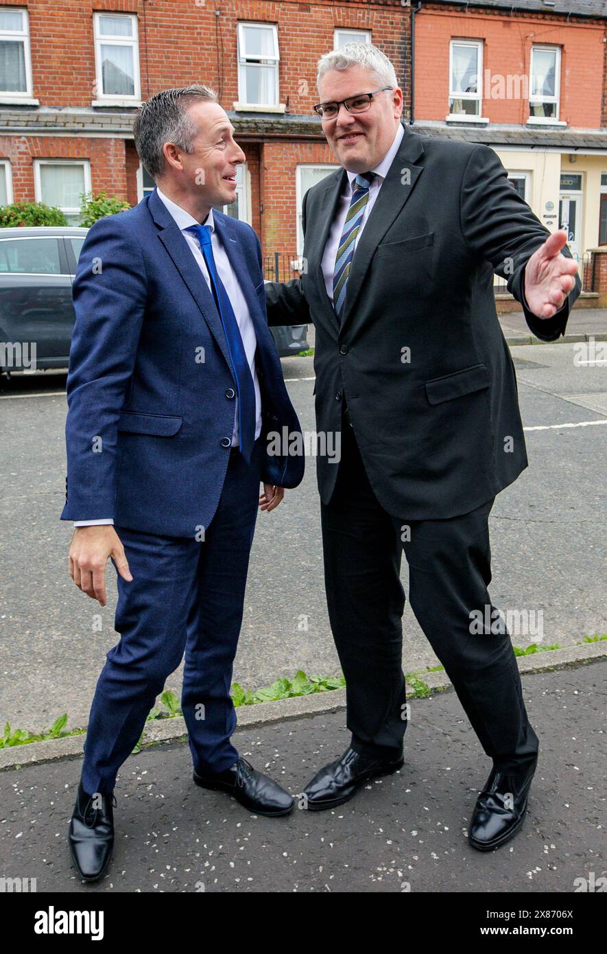 DUP-Interimsführer Gavin Robinson, Abgeordneter (rechts), begrüßt Bildungsminister Paul Givan in seinem Wahlkreis East Belfast, als er in einem Sure Start Center ankommt. Herr Givan kündigte an, dass erwerbstätigen Eltern in Nordirland im Rahmen eines Maßnahmenpakets von 25 Mio. GBP eine neue Kinderbetreuungsregelung angeboten werden soll. Bilddatum: Donnerstag, 23. Mai 2024. Stockfoto