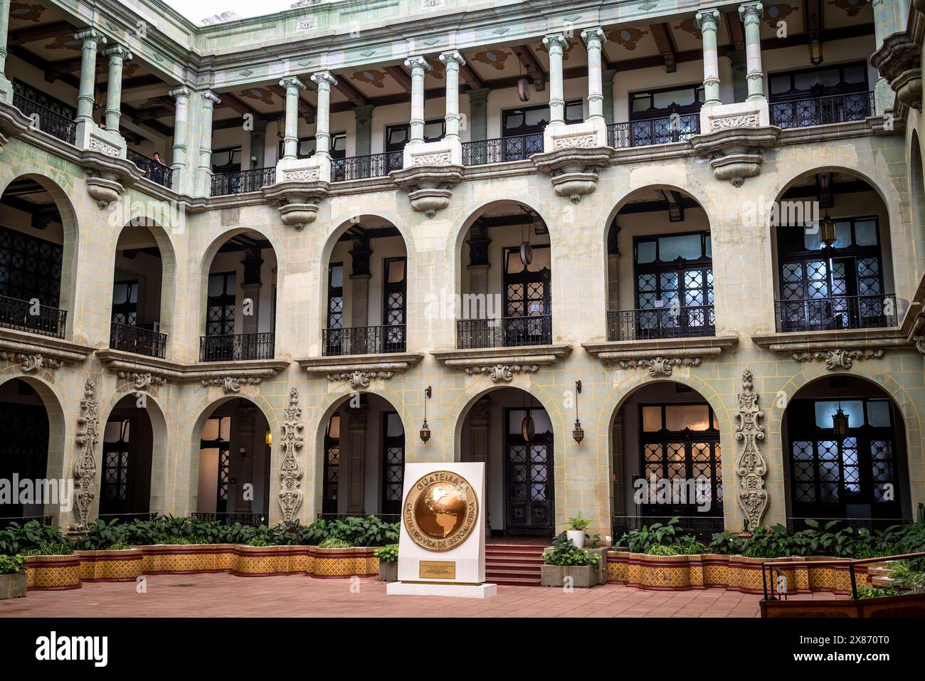 Denkmal für Leben und Familie in einem der Lichthöfe des Nationalen Kulturpalastes, ein ehemaliger Präsidentenpalast, derzeit ein Museum, Guatemala-Stadt, G Stockfoto