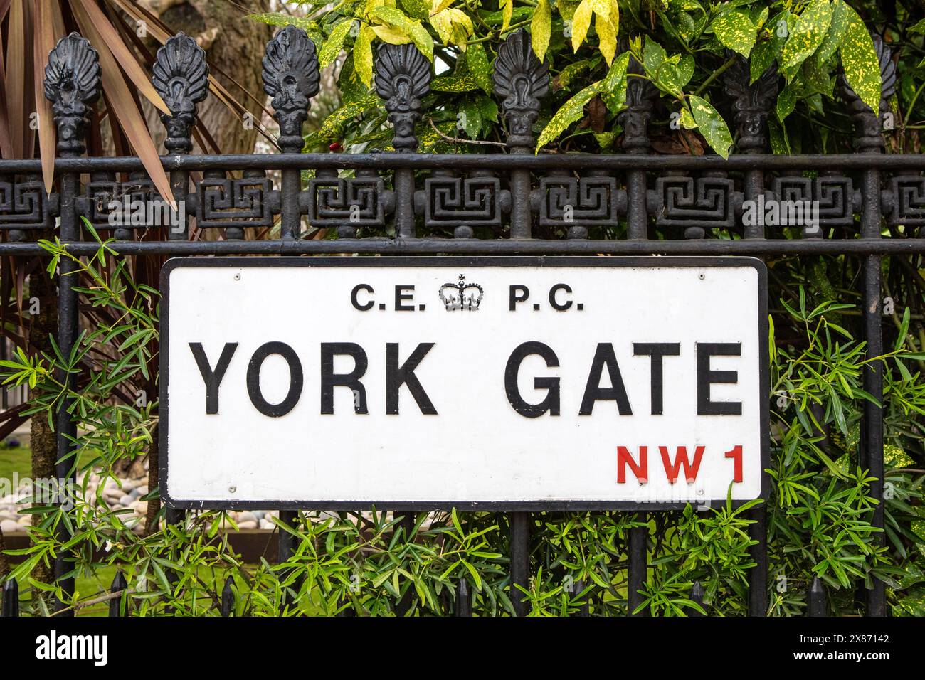 London, UK - 4. März 2024: Ein Straßenschild der Crown Estate Paving Commission für York Gate in London, UK. Das CEPC unterhält Grundstücke, die Eigentum der sind Stockfoto