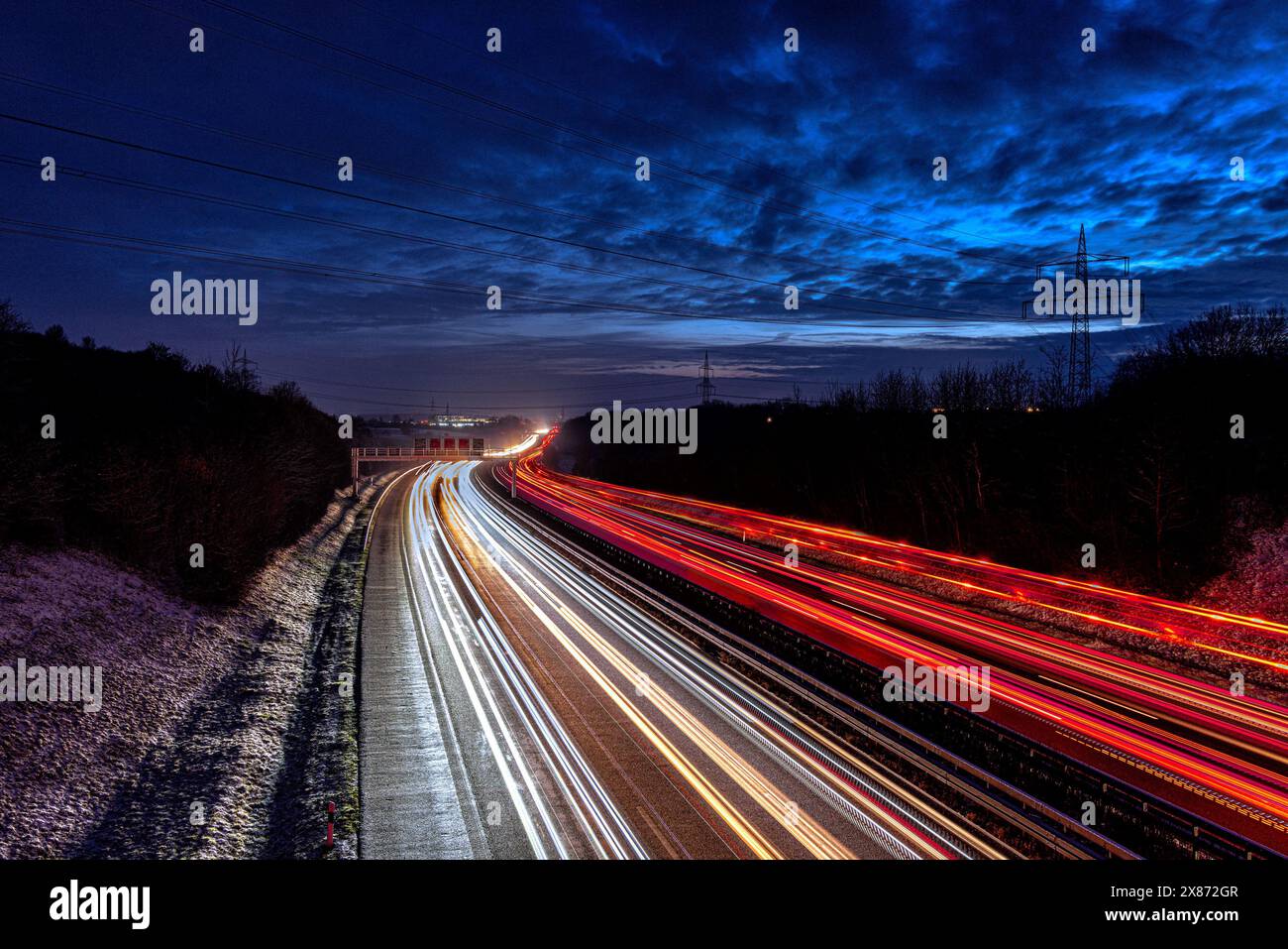 Blick auf die Autobahn A81 bei Stuttgart bei Nacht, Lichter, Lichtstreifen Stockfoto