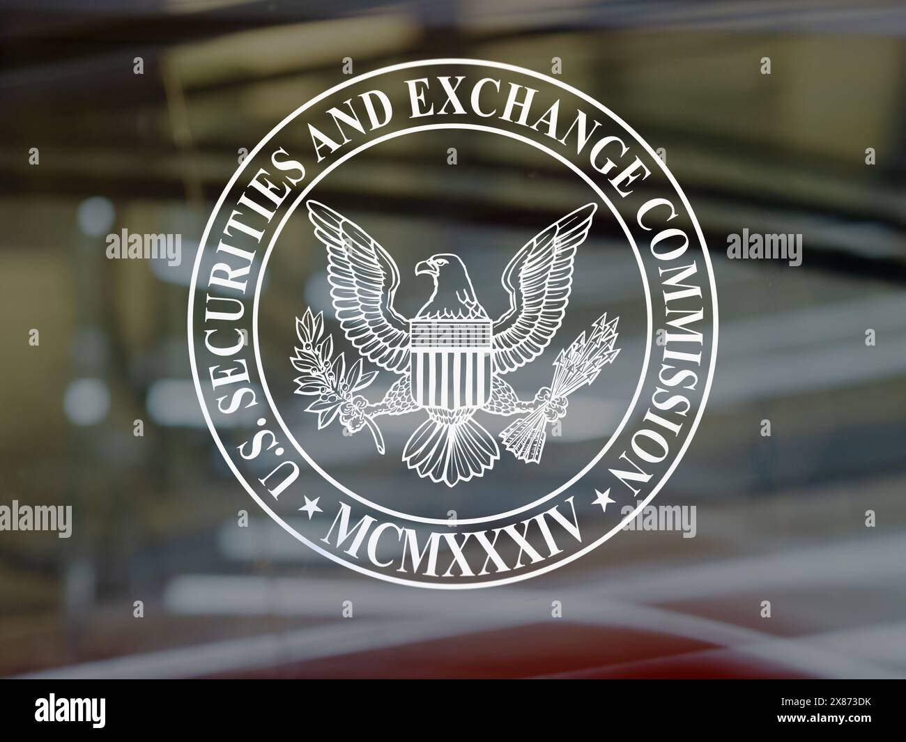 23. Mai 2024, Emblem der Securities and Exchange Commission am Fenster einer Lobby Stockfoto