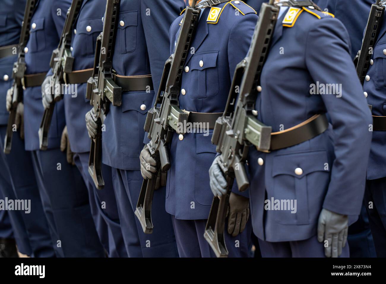 Bundeswehr Verfügt Über Deutschland, Rheinland-Pfalz, Germersheim, Stadtpark Fronte Lamotte, 23. Mai. Funktionen Der Bundeswehr. Das Sturmgewehr G36 *** Bundeswehr verfügt über Deutschland, Rheinland-Pfalz, Germersheim, City Park Fronte Lamotte, 23. Mai die Bundeswehr verfügt über das Sturmgewehr G36 Stockfoto