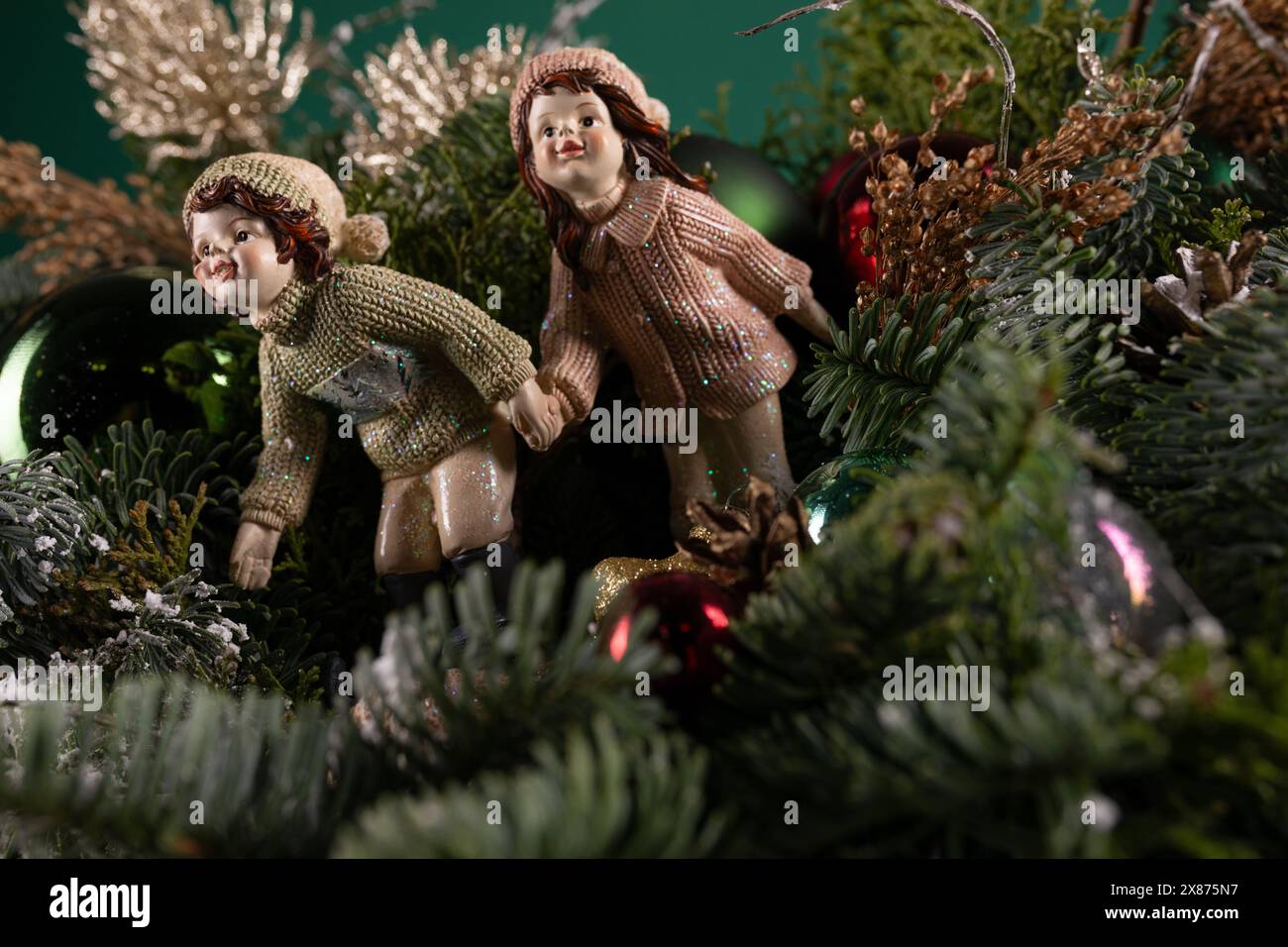 Figuren, die auf einem Weihnachtsbaum sitzen Stockfoto