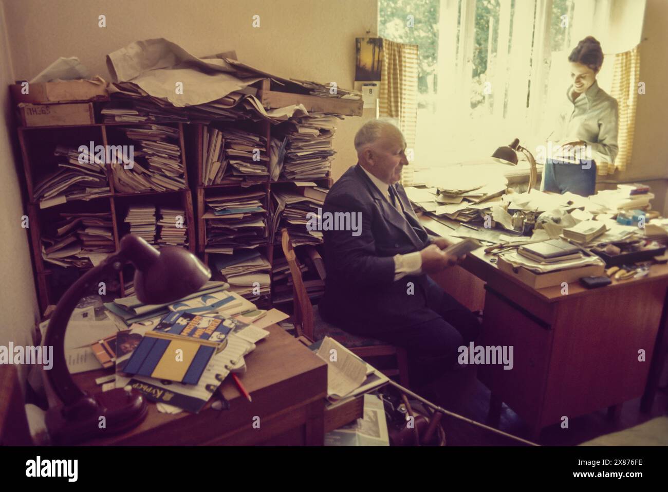 Peteris Upitis, Selektionist und Gärtnerin, im Amt, Dobele, Lettland mit Lizbete Upite Ehefrau des Fotografen August 1973. Kalenderfoto an der Wand von Valdemars Upitis. Stockfoto