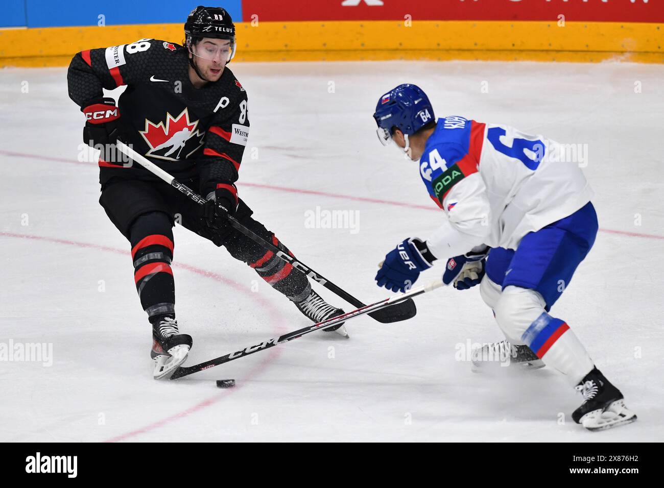 Prag, Tschechische Republik. Mai 2024. ANDREW MANGIAPANE (L) aus Kanada und PATRIK KOCH (R) aus der Slowakei während des Viertelfinalspiels der IIHF Eishockey-Weltmeisterschaft 2024 zwischen Kanada und Slowakei in der O2 Arena in Prag, Tschechische Republik, 23. Mai 2024. (Kreditbild: © Slavek Ruta/ZUMA Press Wire) NUR REDAKTIONELLE VERWENDUNG! Nicht für kommerzielle ZWECKE! Stockfoto