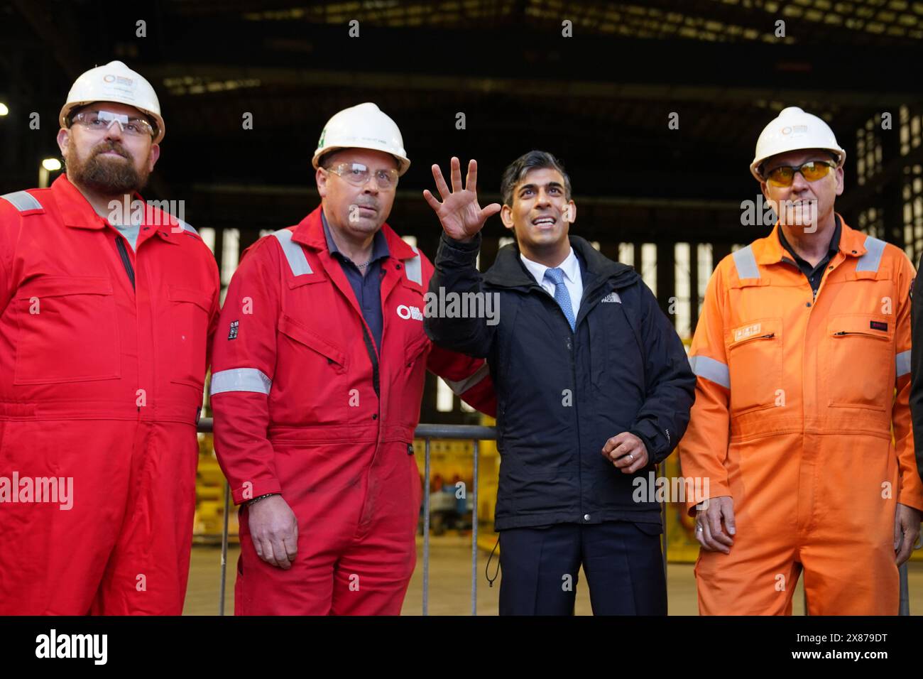 Premierminister Rishi Sunak sprach mit den Arbeitern der Global Energy Group im Hafen von Nigg in der Nähe von Inverness, Schottland, während er sich auf dem Wahlkampfpfad für die allgemeinen Wahlen befand. Bilddatum: Donnerstag, 23. Mai 2024. Stockfoto