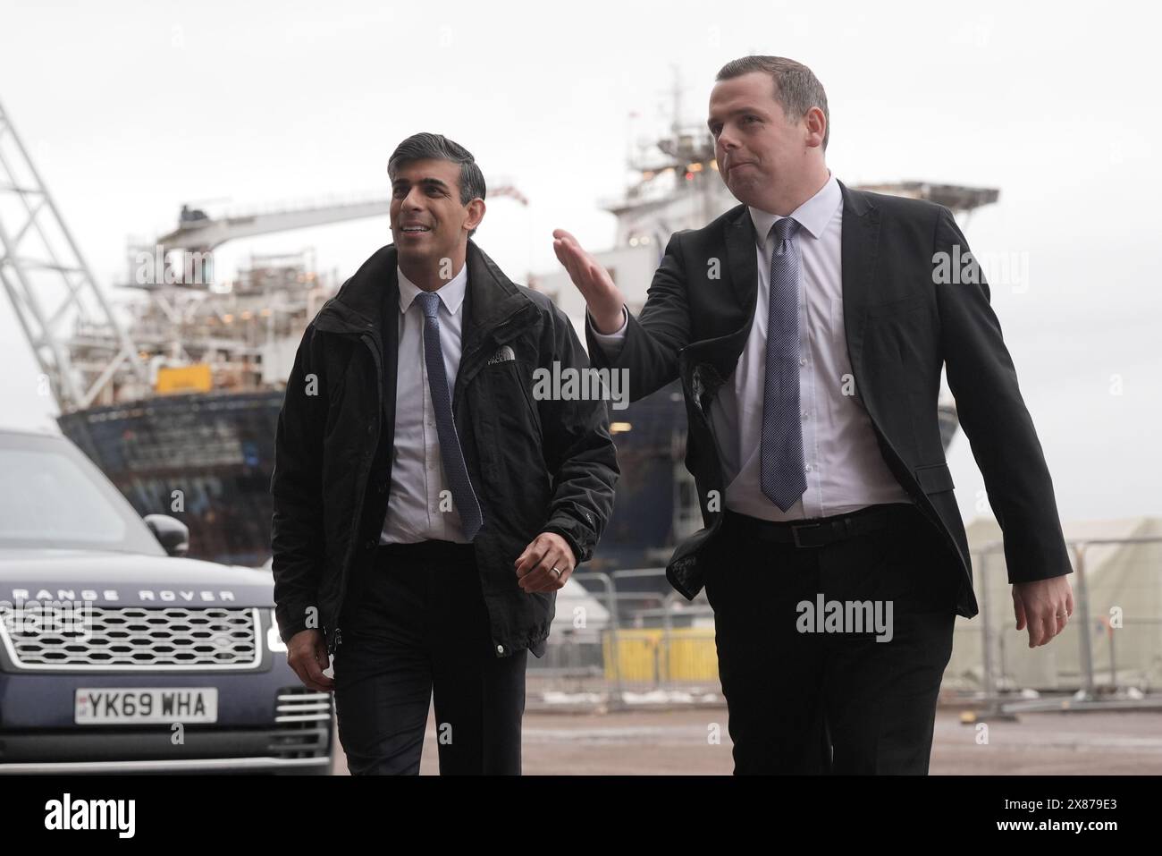 Premierminister Rishi Sunak traf mit dem schottischen konservativen Führer Douglas Ross bei der Global Energy Group im Hafen von Nigg bei Inverness, Schottland ein, während er sich auf dem Wahlkampfpfad befand. Bilddatum: Donnerstag, 23. Mai 2024. Stockfoto