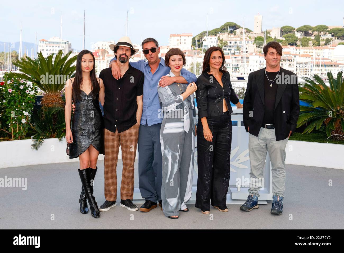 Lang Khe Tran, Goncalo Waddington, Miguel Gomes, Crista Alfaiate und Claudio da Silva posieren am 23. Mai 2024 während des 77. Filmfestivals in Cannes. Stockfoto