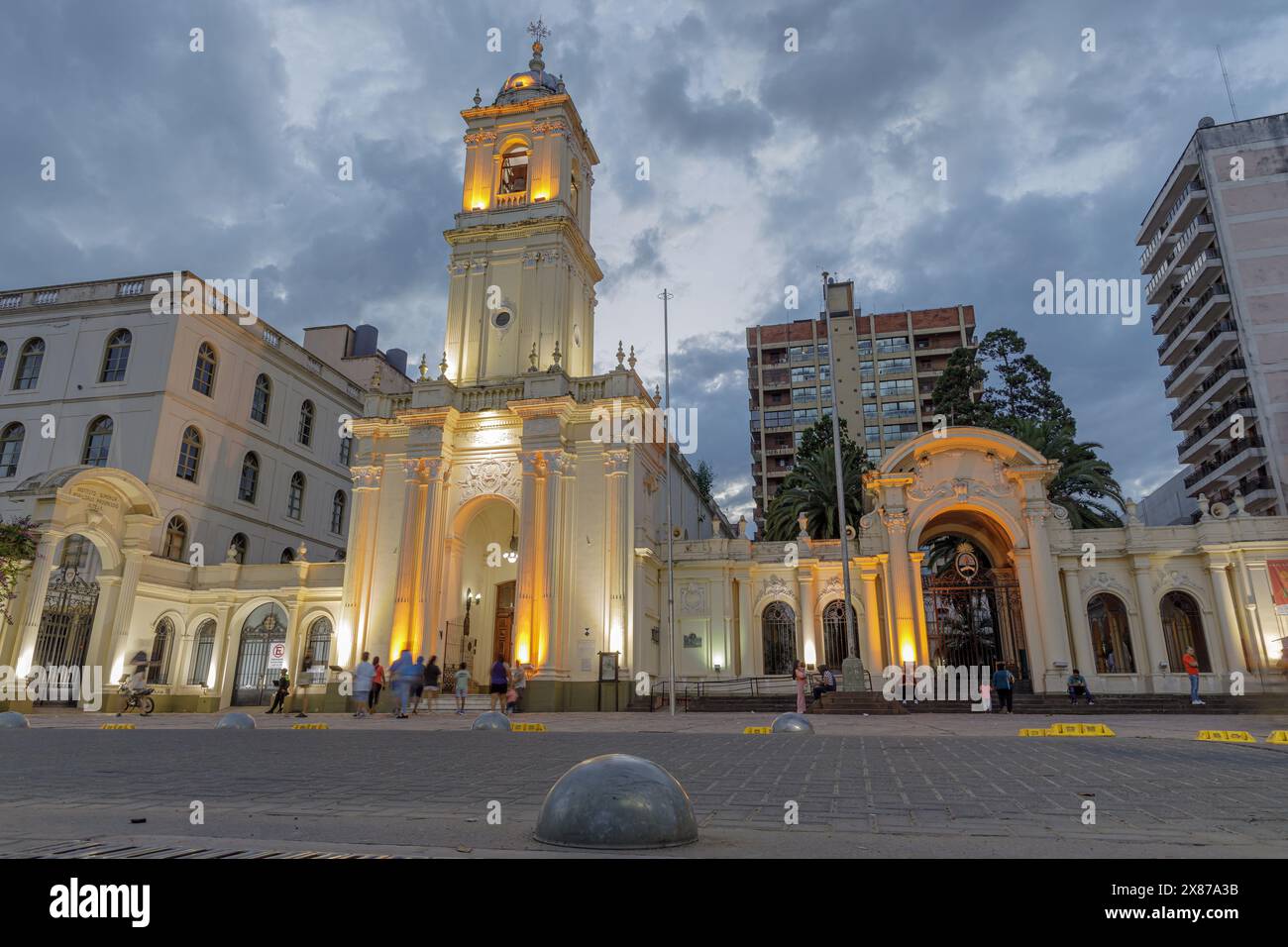 Jujuy, Argentinien - 25. Januar 2024: Basilika des Heiligen Erlösers in der Nacht in San Salvador de Jujuy. Stockfoto