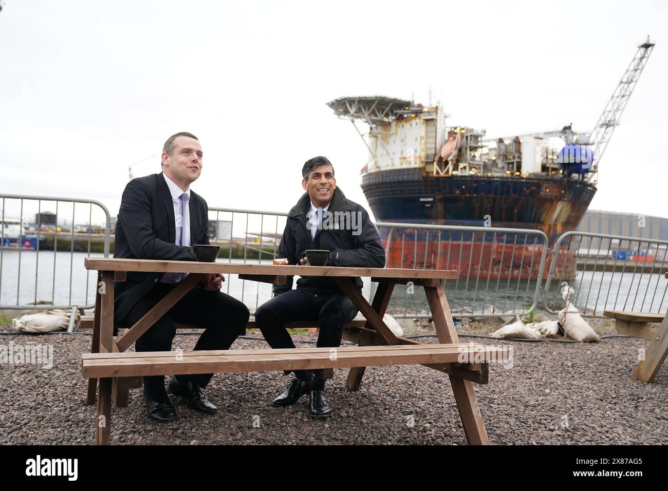 Premierminister Rishi Sunak mit dem schottischen konservativen Führer Douglas Ross im Hafen von Nigg bei Inverness, Schottland, während er sich auf dem Wahlkampfpfad der Wahl befand. Bilddatum: Donnerstag, 23. Mai 2024. Stockfoto