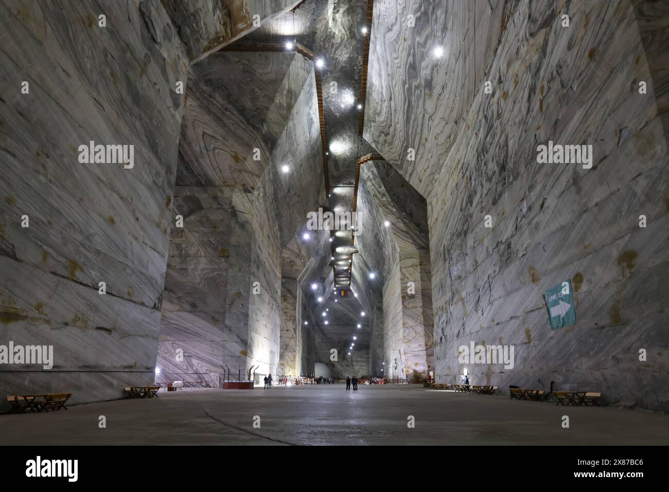 Touristen besuchen das Salzbergwerk Slanic. Stockfoto