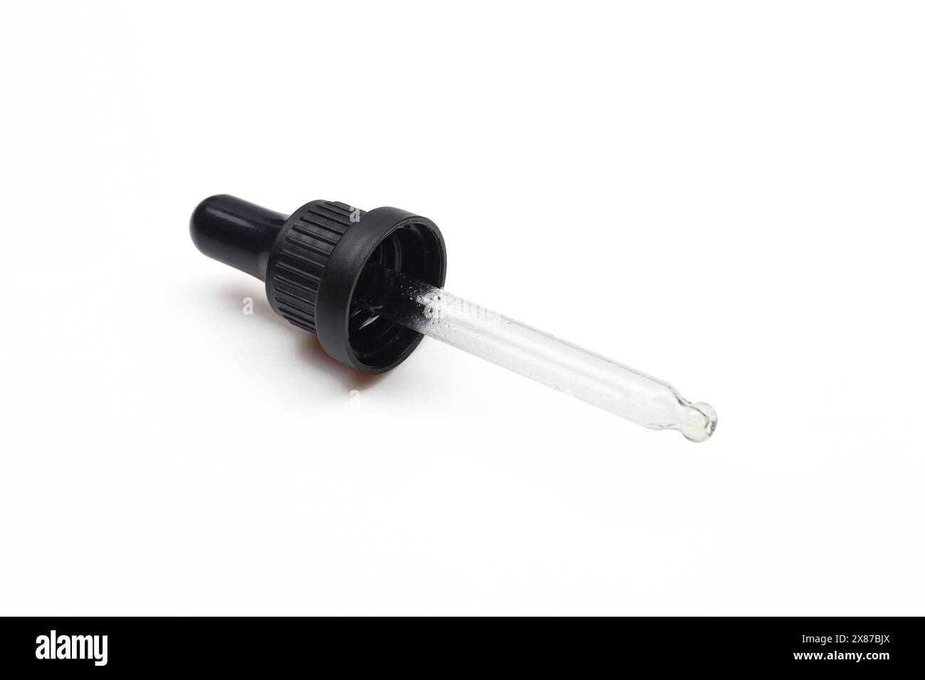 Pipette isoliert auf weißem Hintergrund. Tropfer aus Glas für Laboratorien Stockfoto