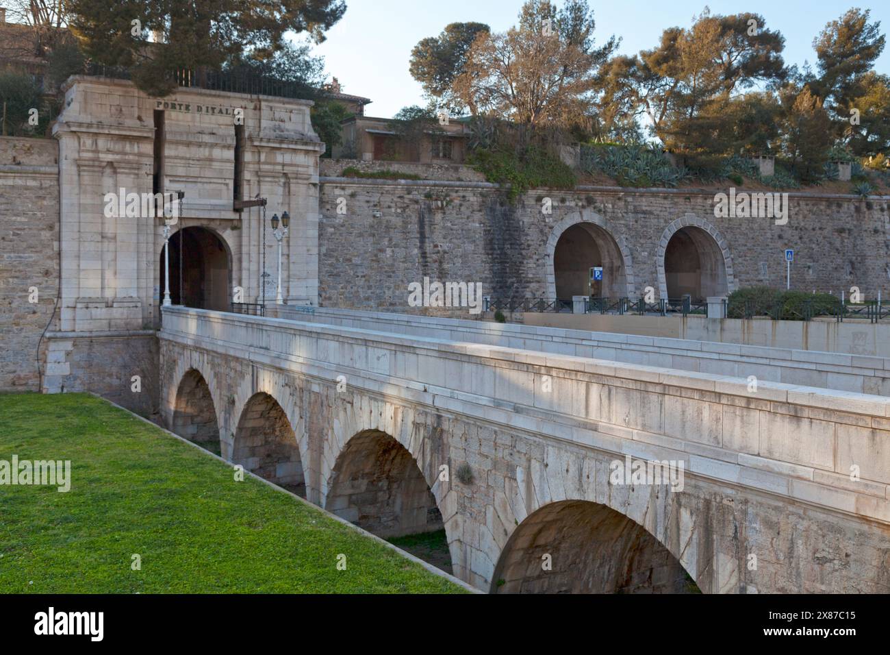 Die Porte d’Italie (Italien-Tor) wurde 1791 von dem Architekten Vauban in die Überreste der alten Stadtmauer von Toulon durchbohrt. Stockfoto