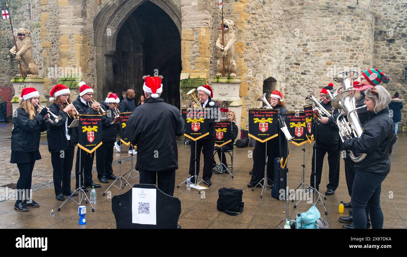 Musiker treten im Stadtzentrum auf, 16. dezember 2023, Southampton, Großbritannien Stockfoto