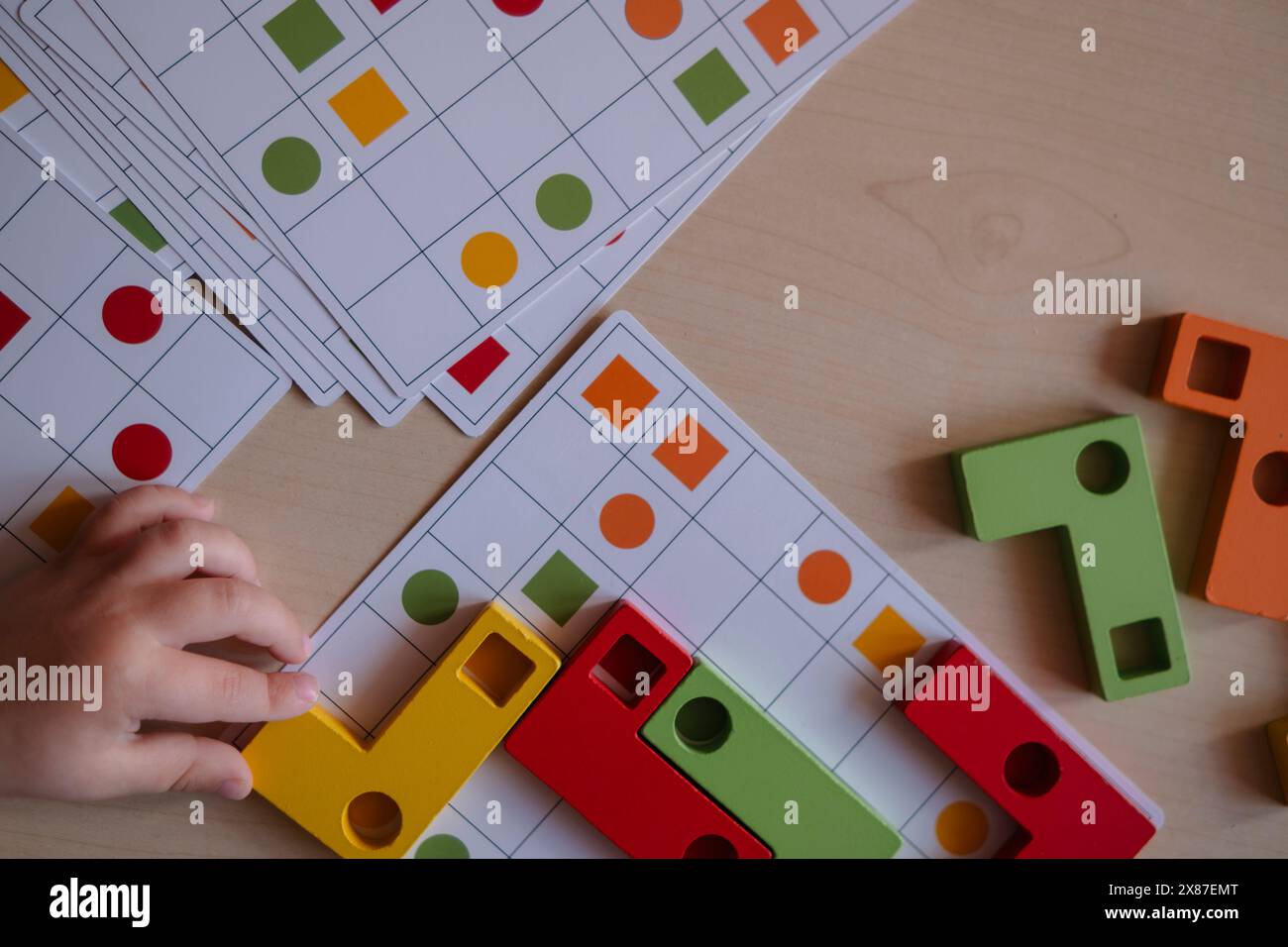 Ein Junge, der zu Hause Puzzle spielt Stockfoto