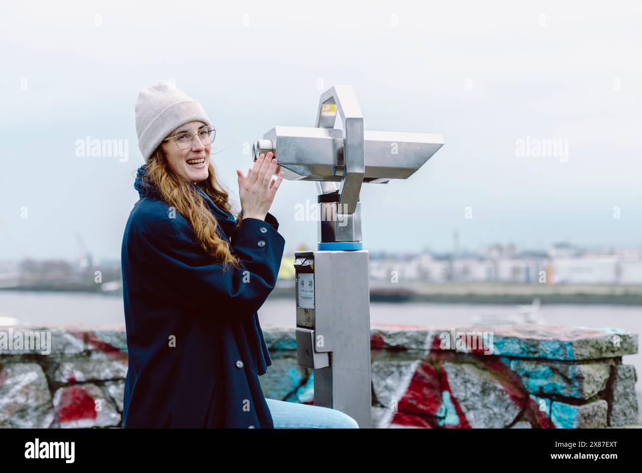 Glücklicher Tourist mit Münzferngläsern Stockfoto