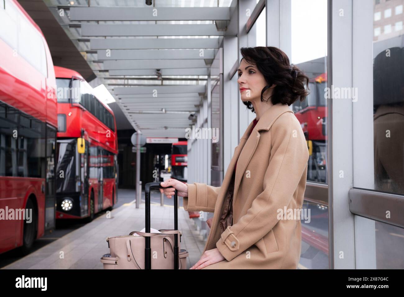 Geschäftsfrau sitzt und wartet auf den Bus Stockfoto