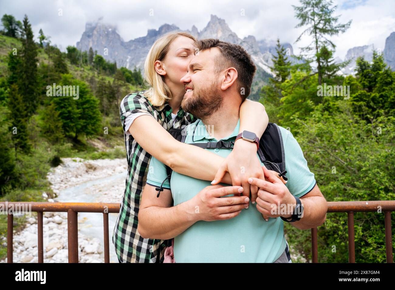 Frau umarmen und küssen Mann im Urlaub Stockfoto