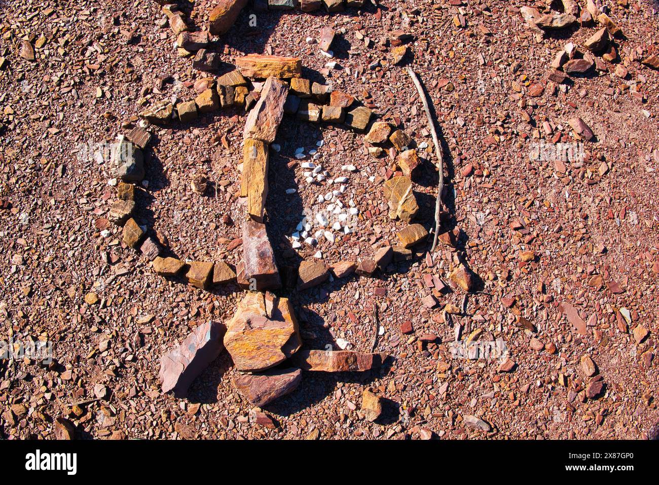 Geheimnisvolles Symbol aus Steinen in den trockenen Hügeln in der Nähe des Vale Fuzeiros, Algarve, Portugal. Stockfoto