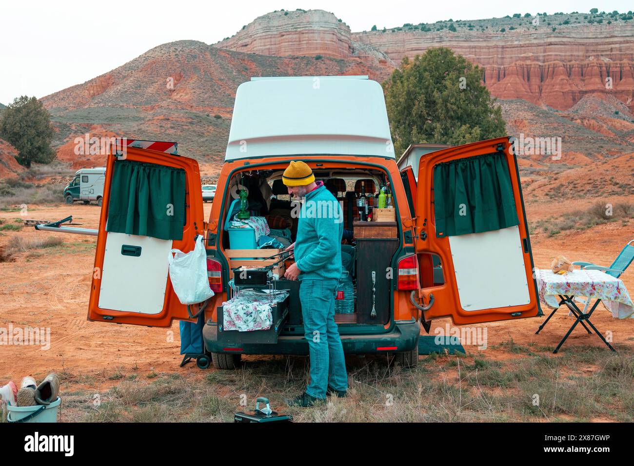 Mann kocht Essen im Van-Koffercamping im Red Canyon Stockfoto