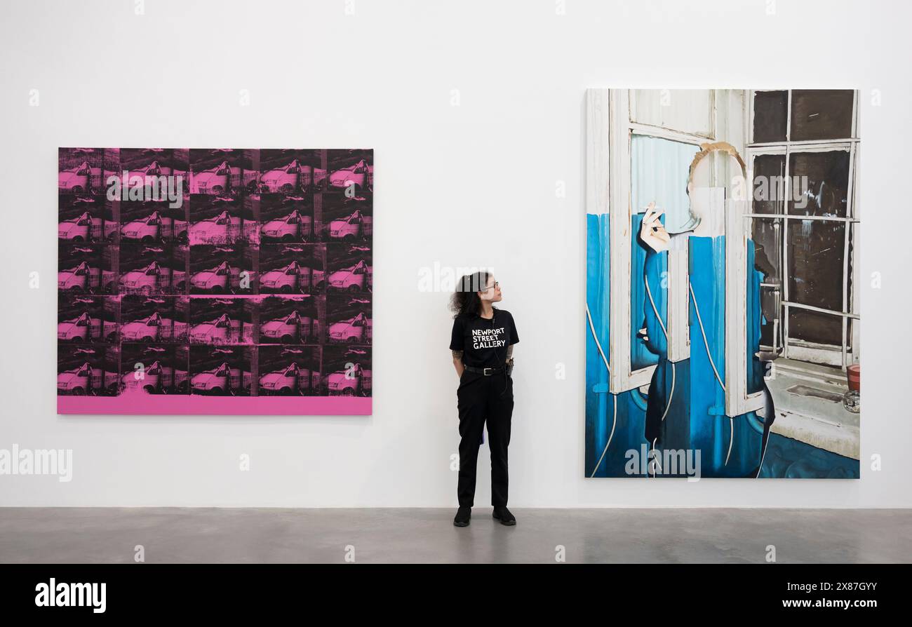 Newport Street Gallery, London, Großbritannien. Mai 2024. DOMINION, eine von Connor Hirst kuratierte Ausstellung, die vom 24. Mai bis zum 1. September 2024 stattfindet und die Sammlung von Damien Hirst umfasst, darunter Werke von Francis Bacon, Jeff Koons, Sarah Lucas, Andy Warhol und viele mehr. Bild: (l bis r): Gavin Turk, Transit Disaster, Pink, 2011; John Squire, Kein Signal, 2018. Quelle: Malcolm Park/Alamy Live News Stockfoto