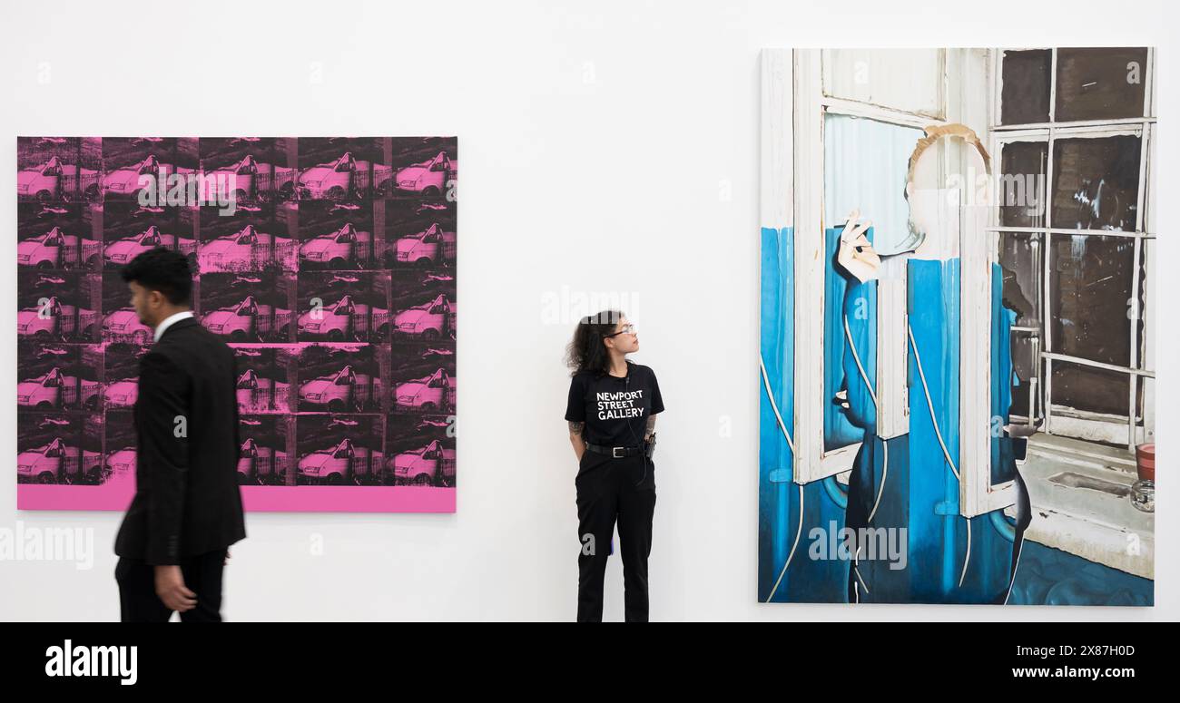 Newport Street Gallery, London, Großbritannien. Mai 2024. DOMINION, eine von Connor Hirst kuratierte Ausstellung, die vom 24. Mai bis zum 1. September 2024 stattfindet und die Sammlung von Damien Hirst umfasst, darunter Werke von Francis Bacon, Jeff Koons, Sarah Lucas, Andy Warhol und viele mehr. Bild: (l bis r): Gavin Turk, Transit Disaster, Pink, 2011; John Squire, Kein Signal, 2018. Quelle: Malcolm Park/Alamy Live News Stockfoto