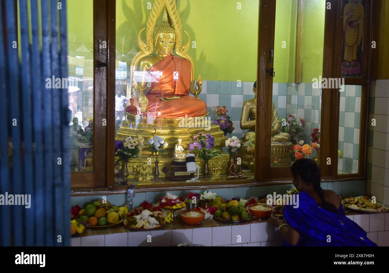Guwahati, Guwahati, Indien. Mai 2024. Ein geweihter Gebete während der Feier von Buddha Purnima im Buddha mandir in Guwahati Indien am 23. Mai 2024 (Bild: © Dasarath Deka/ZUMA Press Wire) NUR REDAKTIONELLE VERWENDUNG! Nicht für kommerzielle ZWECKE! Stockfoto