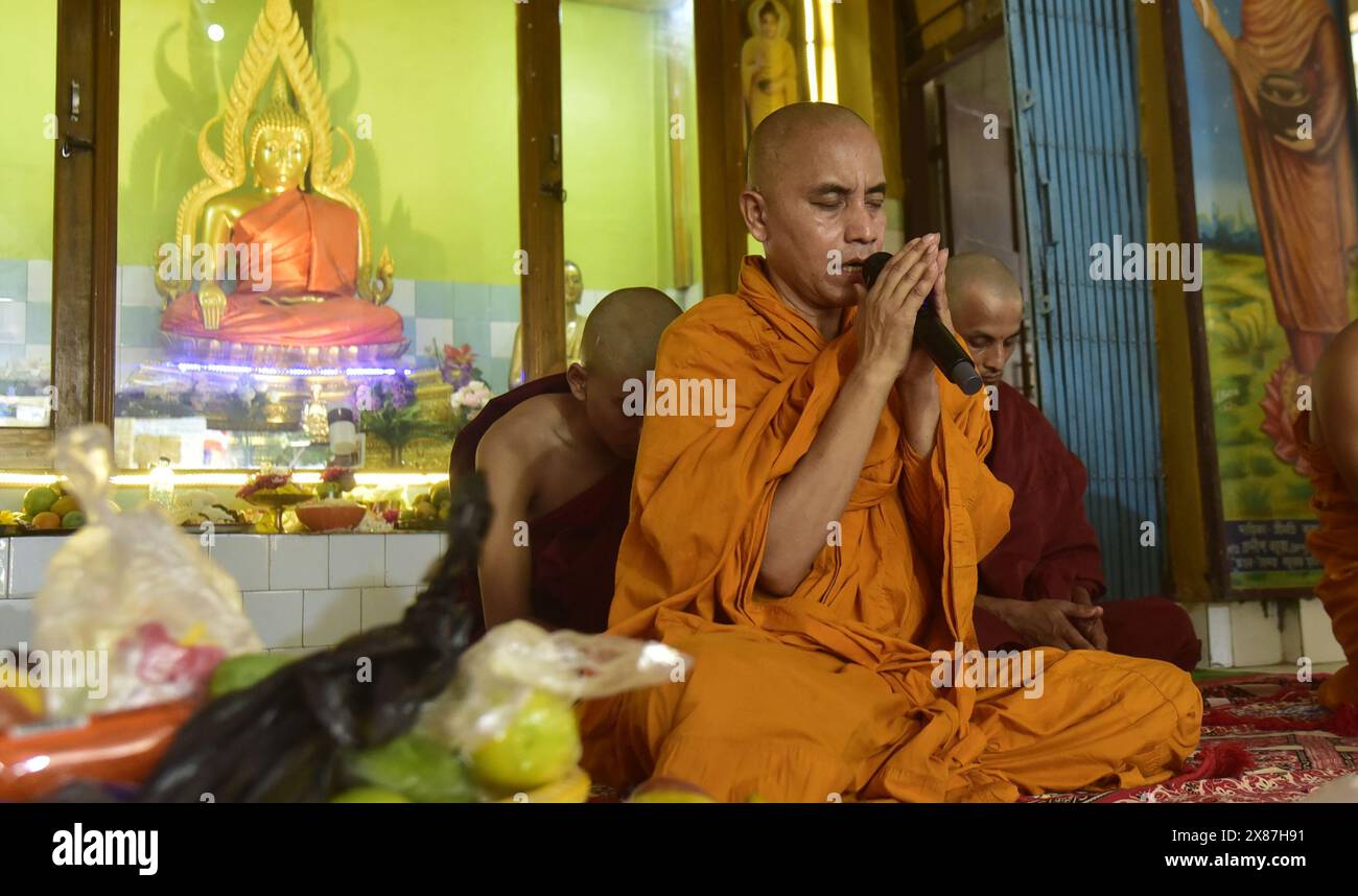 Guwahati, Guwahati, Indien. Mai 2024. Ein Mönch singt Mantren während der Feier von Buddha Purnima im Buddha mandir in Guwahati Indien am 23. Mai 2024 (Foto: © Dasarath Deka/ZUMA Press Wire) NUR REDAKTIONELLE VERWENDUNG! Nicht für kommerzielle ZWECKE! Stockfoto