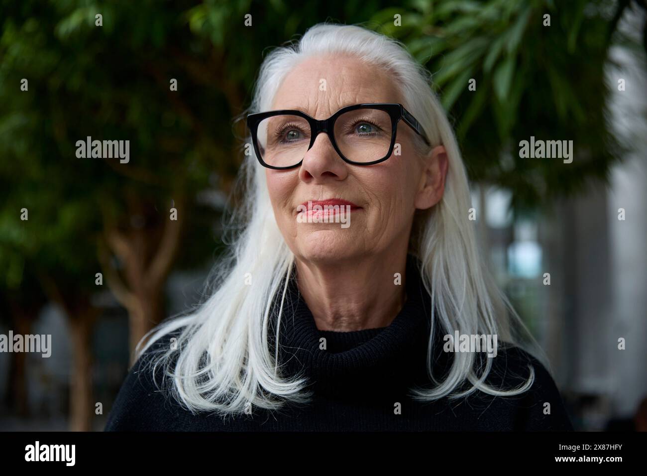 Einsame Seniorin mit weißem Haar Stockfoto