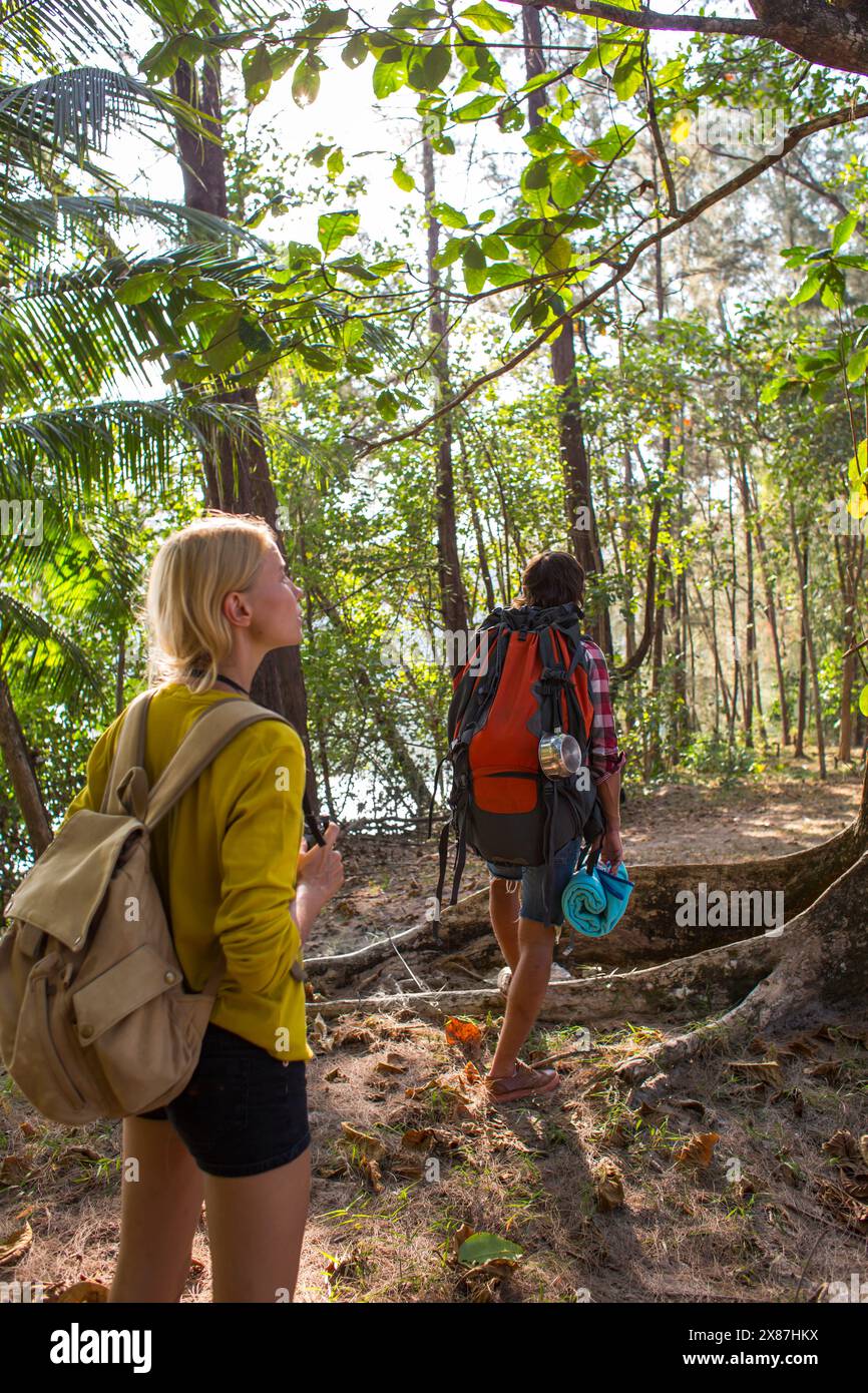 Mann und Frau erkunden im Urlaub Wald Stockfoto