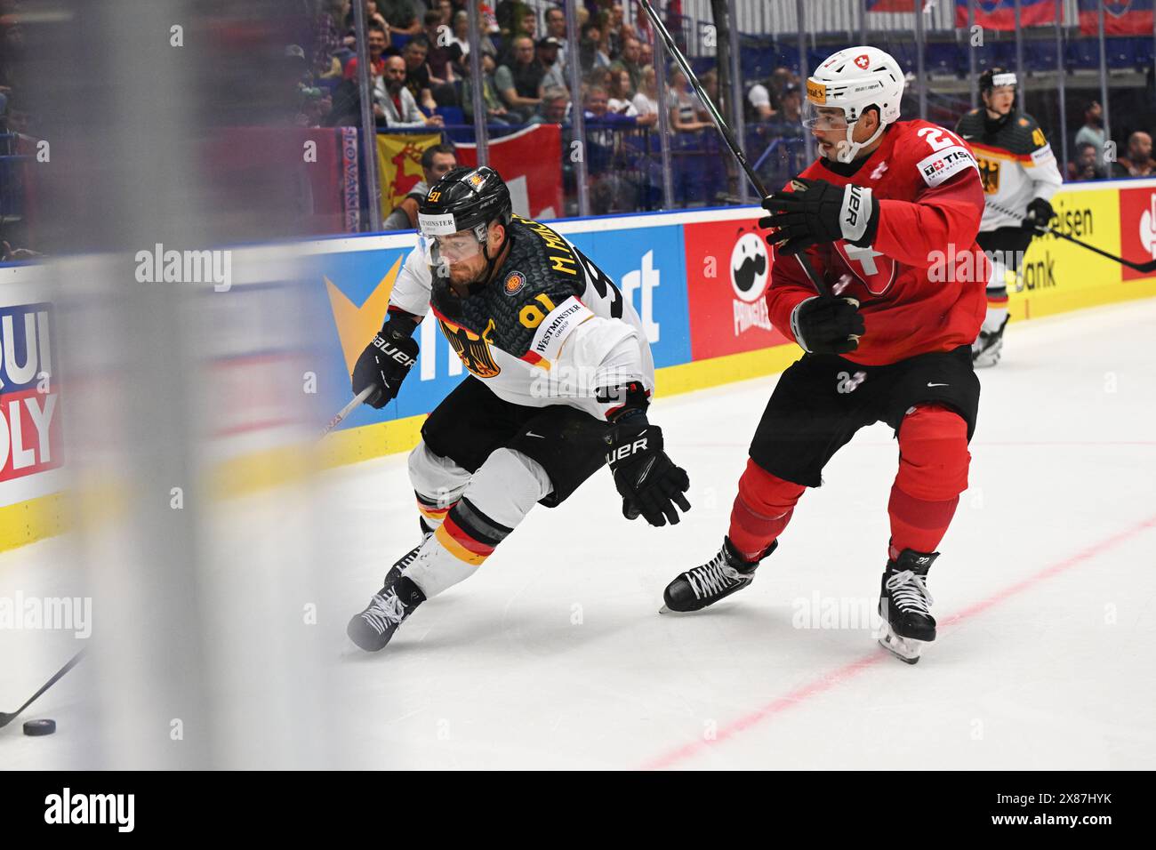 Ostrava, Tschechische Republik. Mai 2024. Das Viertelfinalspiel Schweiz gegen Deutschland der IIHF-Weltmeisterschaft 2024 in der Ostravar Arena, Ostrava, Tschechien, am 23. Mai, 2024. L-R Moritz Muller (DE), Kevin Fiala (SUI). Quelle: Jaroslav Ozana/CTK Photo/Alamy Live News Stockfoto