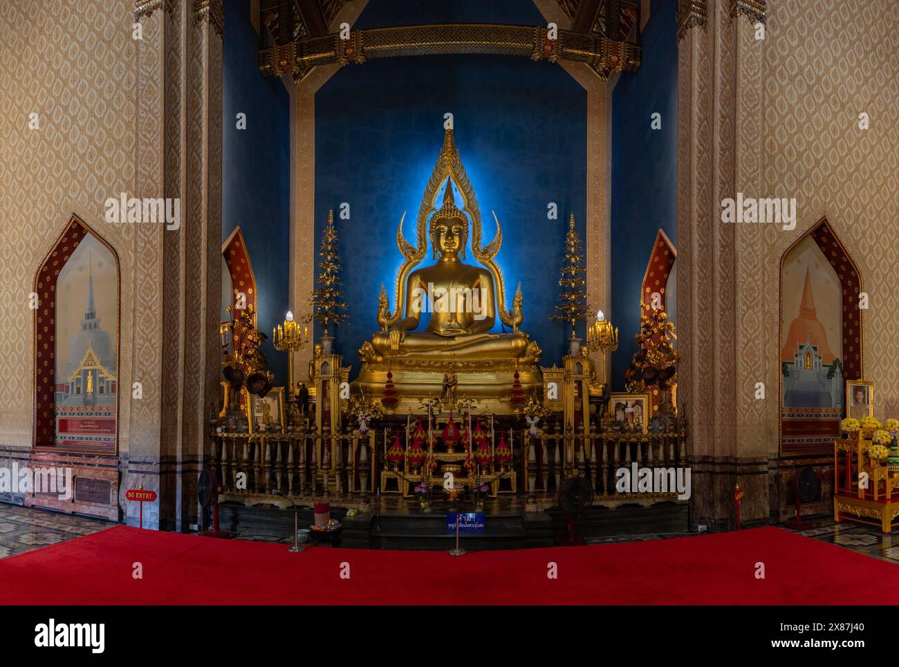 Ein Bild des goldenen Buddha-Schreins im Tempel von Wat Benchamabophit Dusitwanaram. Stockfoto