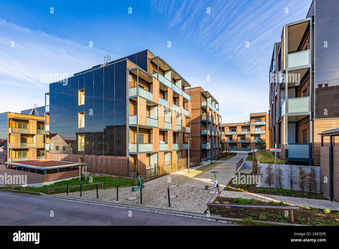 Deutschland, Baden-Württemberg, Stuttgart, moderne Vorstadtwohnungen mit Photovoltaikanlagen Stockfoto