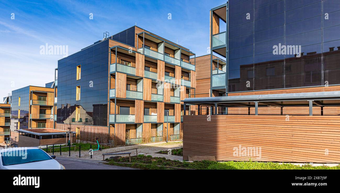 Deutschland, Baden-Württemberg, Stuttgart, moderne Vorstadtwohnungen mit Photovoltaikanlagen Stockfoto