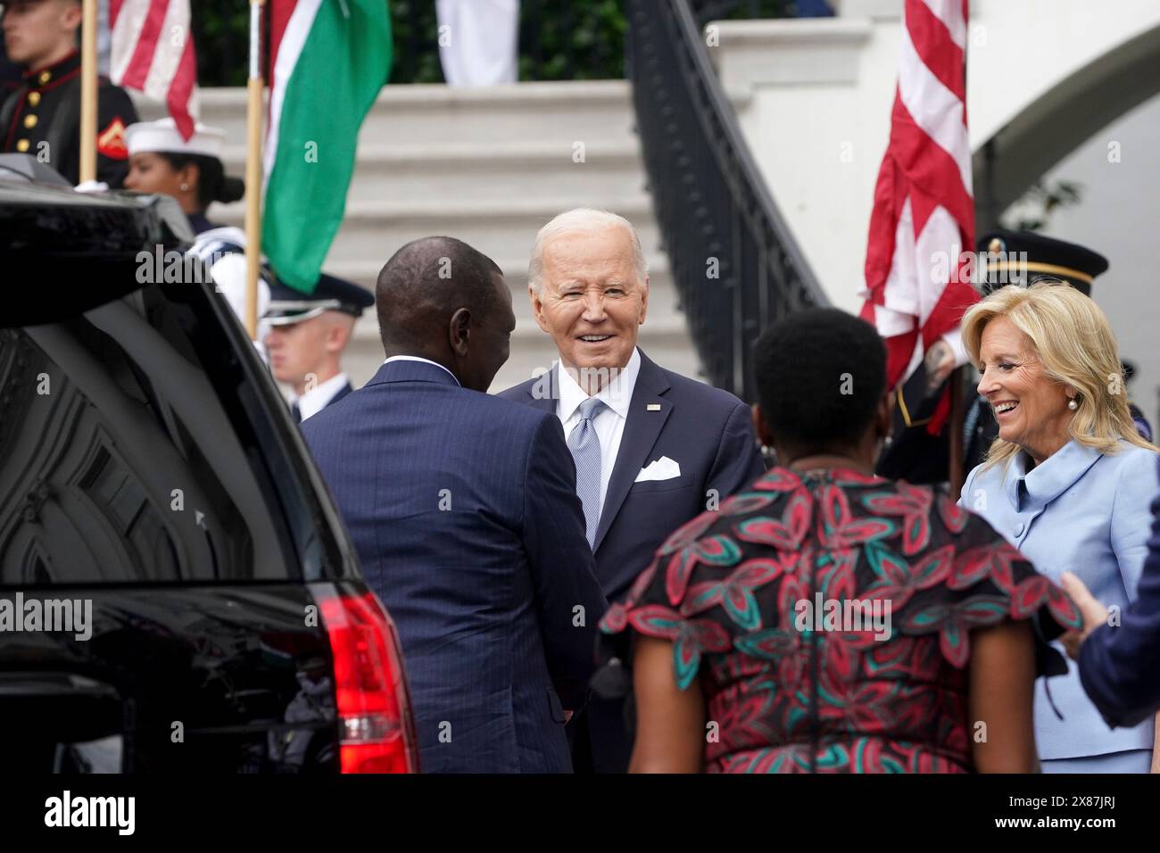 William Ruto, Präsident der Kenyas, von links, US-Präsident Joe Biden, Rachel Ruto, Kenyas First Lady und US First Lady Jill Biden bei einem Staatsbesuch im Südrasen des Weißen Hauses in Washington, DC, USA, am Donnerstag, den 23. Mai, 2024. ein amerikanischer Präsident veranstaltet zum ersten Mal seit 16 Jahren einen Staatsbesuch für einen afrikanischen Führer, da die größte Wirtschaft der Welt darum kämpft, Einfluss auf einen Kontinent zu gewinnen, der engere Beziehungen jenseits der größten Konkurrenten Washingtons China und Russland knüpft. Kredit: Al Drago/Pool über CNP Stockfoto