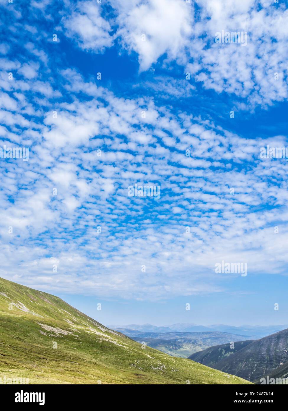 Großbritannien, Schottland, Sommerhimmel über den Cairngorm Mountains Stockfoto