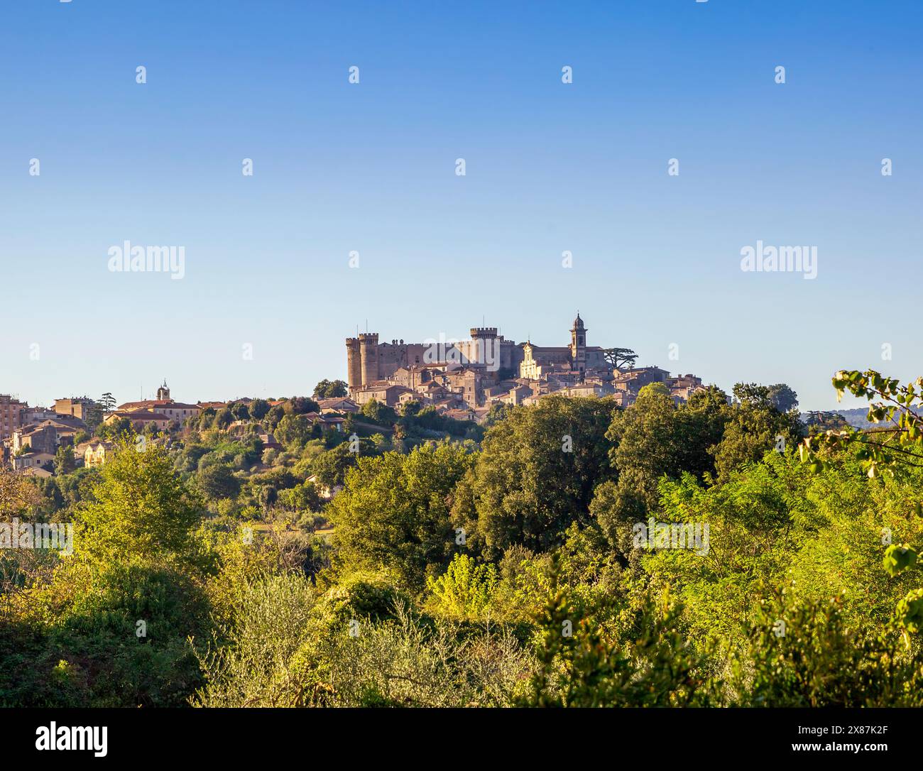 Schloss Orsini-Odescalchi in der Stadt Bracciano am sonnigen Tag in Rom, Latium, Italien Stockfoto