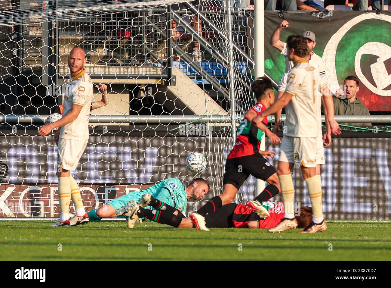 Nijmegen, Niederlande. Mai 2024. NIJMEGEN, NIEDERLANDE - 23. MAI: Kodai Sano von NEC feiert, nachdem er sein erstes Tor erzielte, Sylla Sow von NEC, Torhüter Jeffrey de lange von Go Ahead Eagles, der während des Halbfinalspiels der European League zwischen NEC und Go Ahead Eagles am 23. Mai 2024 im Goffertstadion in Nijmegen, Niederlande, nicht ablenken konnte. (Foto von Henny Meyerink/BSR Agency) Credit: BSR Agency/Alamy Live News Stockfoto