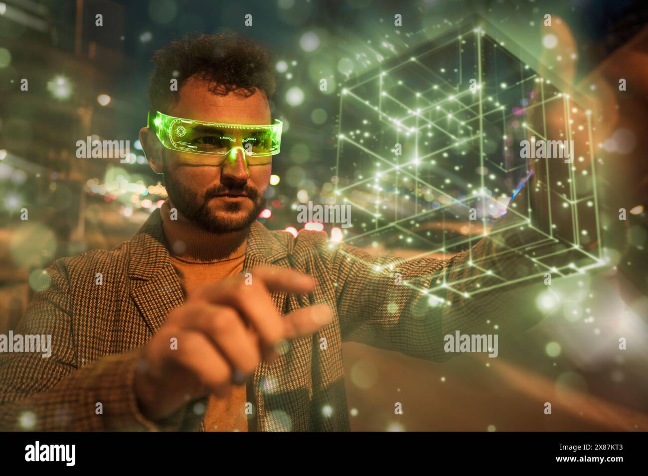 Ingenieur, der kubförmige Blockchain-Daten mit einer intelligenten Brille anfasst und untersucht Stockfoto